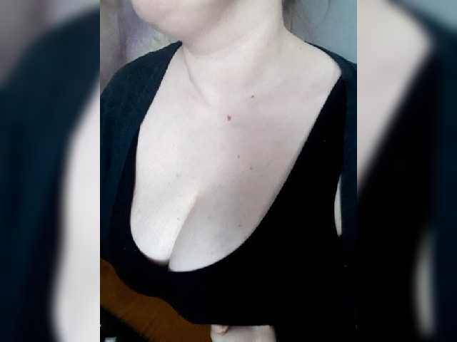 Photos kittywithbig Hello everyone, I'm Lisa!☺Throw tokens and I'll show you my chest @total- Make me a present @remain meow